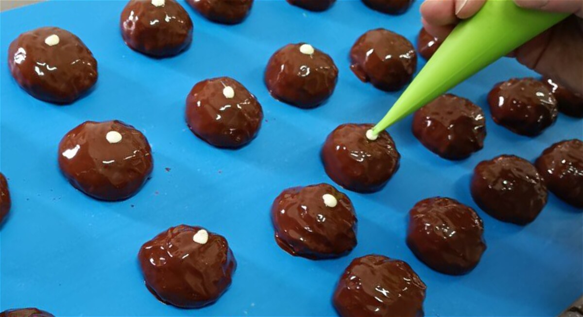 Moka Bianchi being made: the touch of white chocolate added by hand