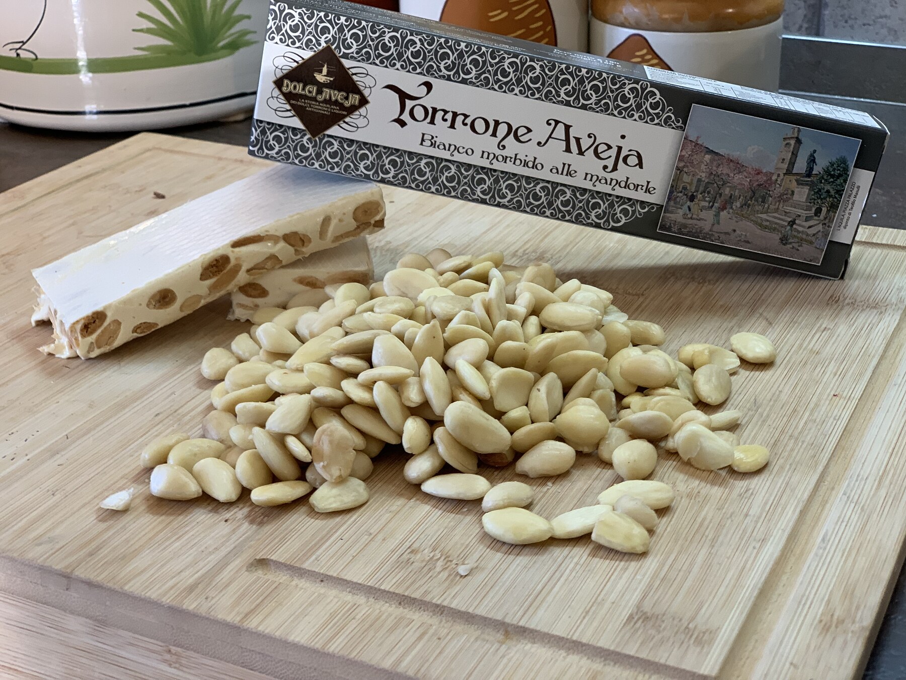 Torrone Bianco Tenero alle Mandorle con la confezione Torrone Aveja e le mandorle pelate