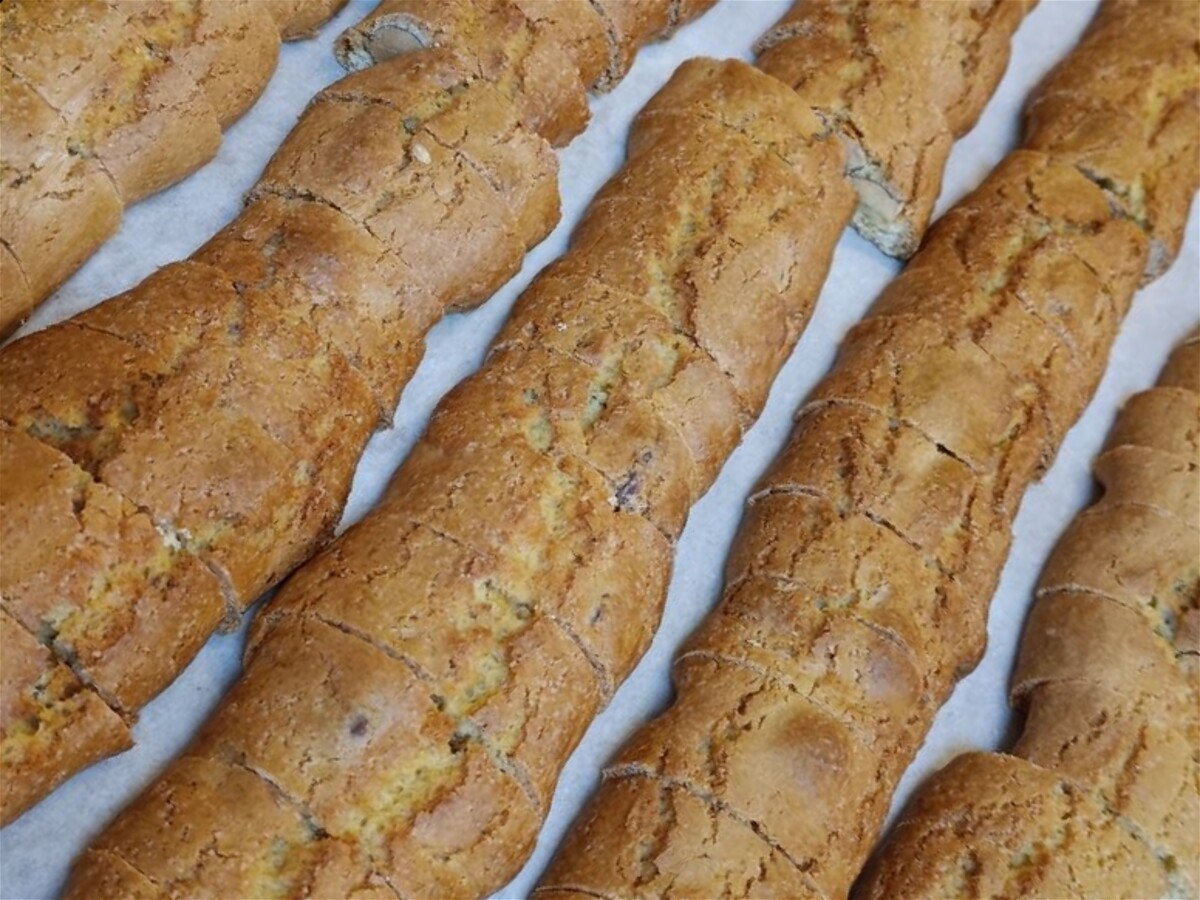 Filoni di tozzetti alle mandorle appena tagliati sulla teglia
