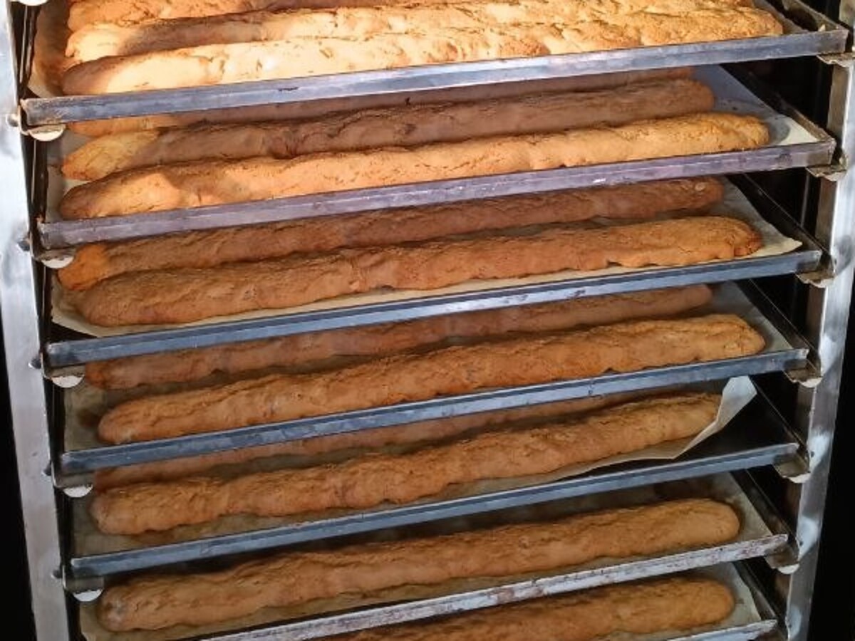 Carrello di teglie di tozzetti appena usciti dal forno