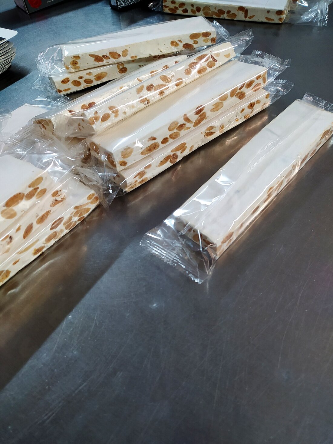 Stecche di torrone bianco alle mandorle